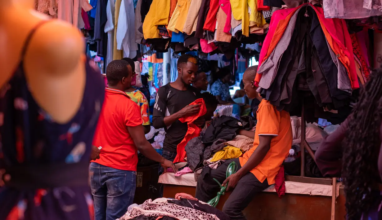 Uganda secara tradisional mengimpor pakaian bekas dalam jumlah besar, yang disukai banyak orang Uganda karena harganya yang terjangkau. (BADRU KATUMBA / AFP)