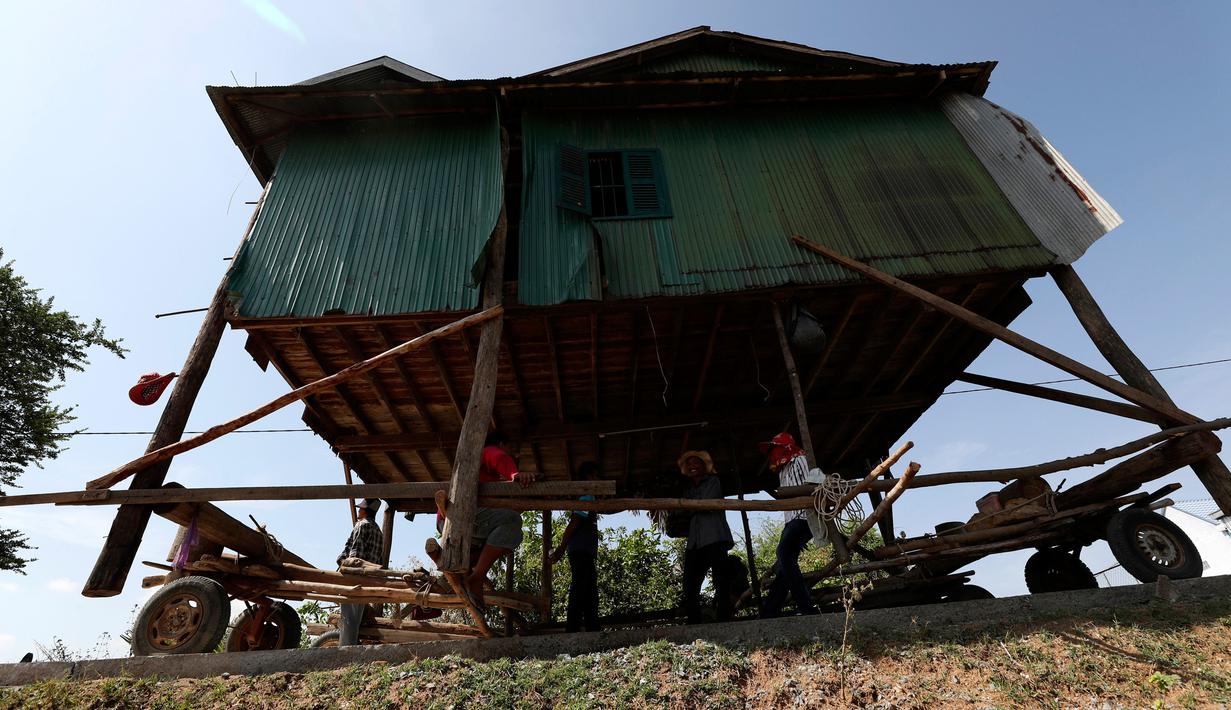 FOTO: Cara Penduduk Desa di Kamboja Pindahkan Rumah Kayu - Page 1
