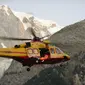 Sebuah helikopter regu penyelamat lepas landas menuju jalur Mont Blanc, Pegunungan Alpen, Kamis (8/9). Sedikitnya 33 orang terjebak semalaman di kereta gantung yang mendadak berhenti di ketinggian lebih dari 3.000 meter. (AFP PHOTO/Jean-Pierre CLATOT)