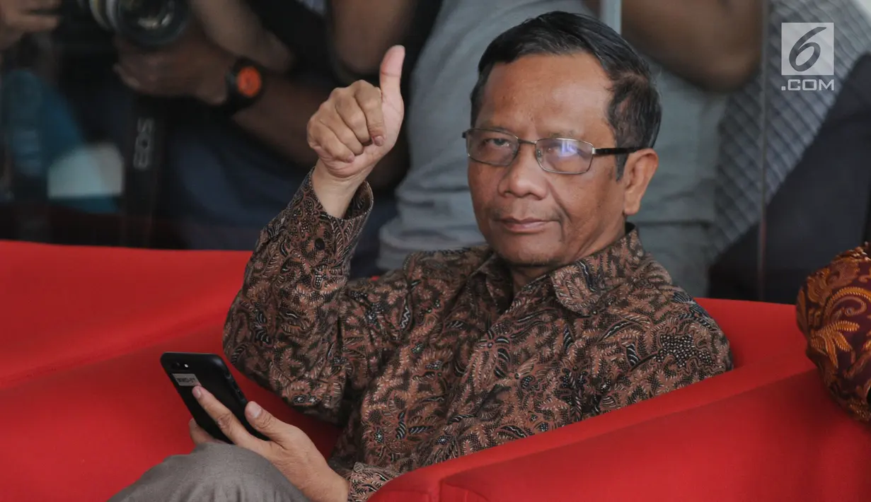 Mantan Ketua Mahkamah Konstitusi Mahfud MD menunggu di lobi KPK, Jakarta, Kamis (13/9). Kedatangan Mahfud tersebut untuk melakukan petermuan dengan pimpinan KPK membahas pencegahan tindak pidana korupsi di Indonesia. (Merdeka.com/Dwi Narwoko)