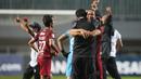 Pemain Persis Solo, Rian Miziar dan pelatih Eko Purdjianto berpelukan merayakan kemenangan 2-1 atas Martapura Dewa United usai berakhirnya laga semifinal Liga 2 2021 di Stadion Pakansari, Bogor, Senin (27/12/2021). (Bola.com/Bagaskara Lazuardi)