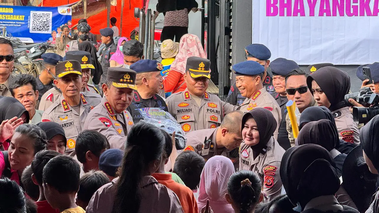 Kapolri Tinjau Posko Pengungsian di Aceh Tamiang, Salurkan Bantuan ke Korban Bencana