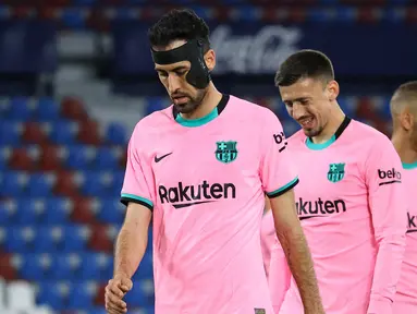 Ekspresi kecewa gelandang Barcelona, Sergio Busquets dan kawan-kawan usai ditahan imbang 3-3 oleh Levante dalam laga lanjutan Liga Spanyol 2020/2021 pekan ke-36 di Ciutat de Valencia Stadium, Valencia, Selasa (11/5/2021). (AFP/Jose Jordan)