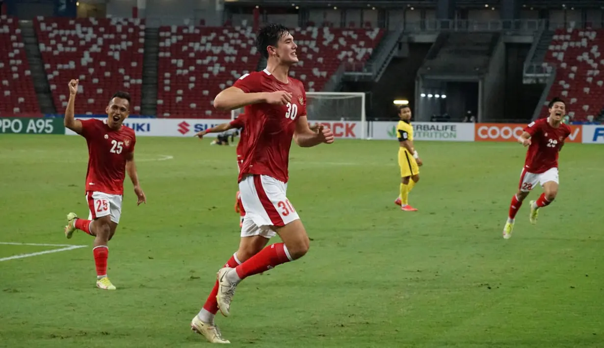 Elkan Baggott menjelma menjadi tembok raksasa di Timnas Indonesia. Pria kelahiran Thailand tersebut saat ini tengah merumput bersama klub Inggris, Ipwich Town. Baggott tercatat telah tampil sebanyak empat kali dan berhasil menyumbangkan satu gol di Piala AFF 2020. (Dok. PSSI)