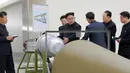 Foto yang dirilis kantor berita Korea Utara (KCNA) di Pyongyang menunjukkan pemimpin Korea Utara, Kim Jong-un meninjau pembuatan bom hidrogen yang dapat dimasukkan ke dalam rudal balistik antarbenua pada 3 September 2017. (AFP Photo/Kcna Via Kns/Str)