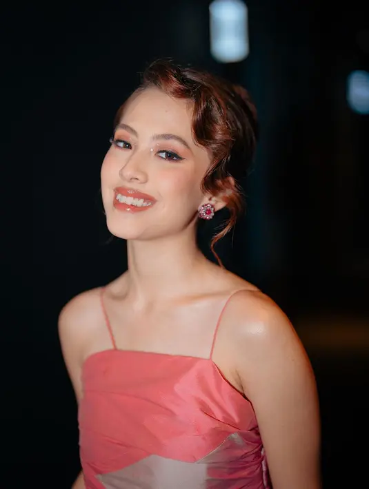 Sementara untuk riasan wajah Adhisty Zara, dipilih makeup dengan dominasi warna peach dan orange yang sesuai dengan warna dress yang dikenakan. (FOTO: instagram.com/zaraadhsty)