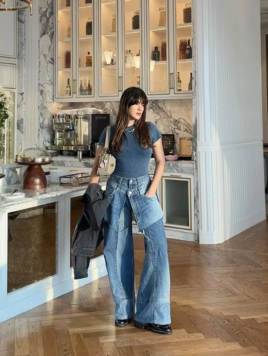t-shirt dan denim dengan aksen berlapis memberikan kesan stylish yang menjanjikan.  [Foto: Instagram/ Raisa]