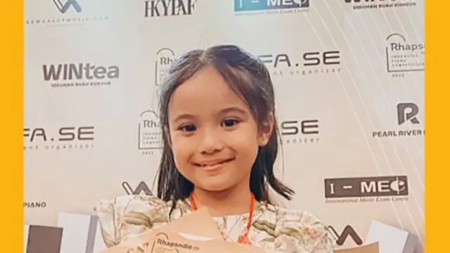 Gempi berhasil membawa pulang piala sebuah kompetisi lomba piano. Siapa sangka, selain jago nyanyi, Gempi juga jago dalam bermain alat musik seperti piano loh.

Yuk simak potret Gempita Nora Marten anak dari Gisella Anastasia dan Gading Marten yang...