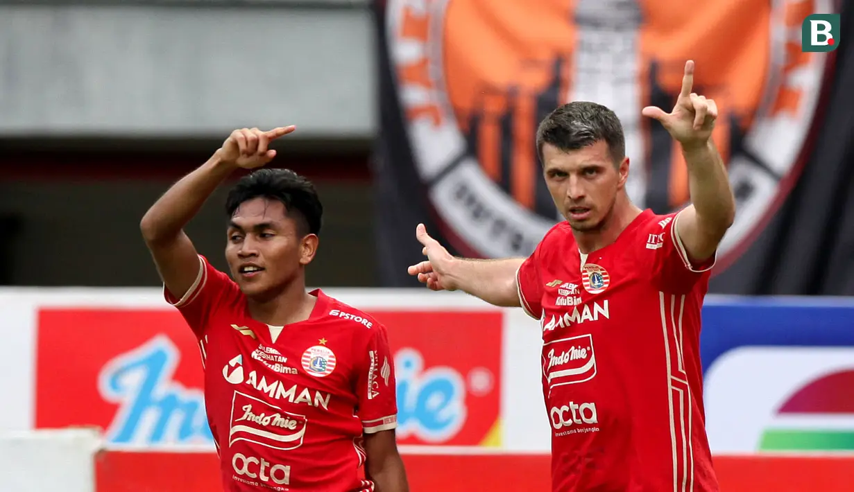 Pemain Persija, Ondrej Kudela (kanan), merayakan gol yang dicetaknya ke gawang Bali United bersama Frengky Deaner Missa dalam pertandingan lanjutan BRI Liga 1 di Stadion Patriot Candrabhaga, Bekasi. Minggu (15/1/2023). Gol Ondrej Kudela membuat skor akhir dalam pertandingan ini menjadi 3-2 untuk kemenangan Macan Kemayoran. (Bola.com/Arief Bagus)