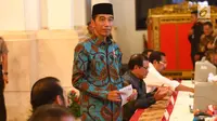 Presiden Joko Widodo ketika menyerahkan zakat mal di Istana Negara, Jakarta, Kamis (16/5/2019). Jokowi bersama para menteri, kepala lembaga, hingga direksi BUMN melakukan pembayaran zakat mal melalui Baznas senilai Rp 55 juta secara tunai. (Liputan6.com/Angga Yuniar)