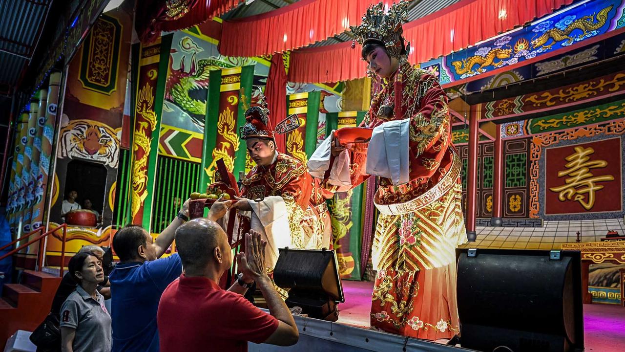 FOTO: Dibalik Panggung Opera Tio Ciu Pan dari Tiongkok, 20 Malam Hibur Binjai