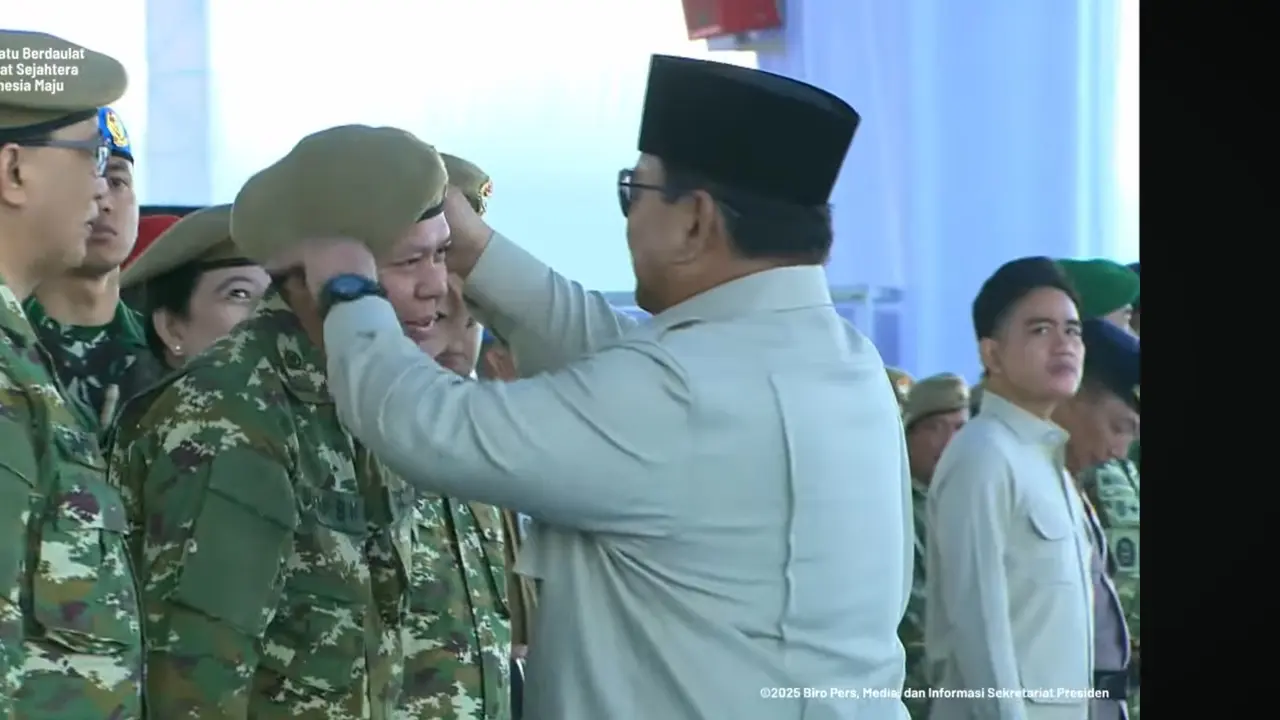 Presiden Prabowo Subianto saat memperbaiki dan merapikan topi baret Ketua DPD RI Sultan Bachtiar Najamudin sebelum Upacara Gelar Pasukan Operasional dan Kehormatan Militer.