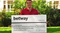 Seorang prajurit Inggris, Jon Heywood mendadak jadi milyuner dengan memenangkan hadiah sekitar Rp 275 miliar di kasino online.