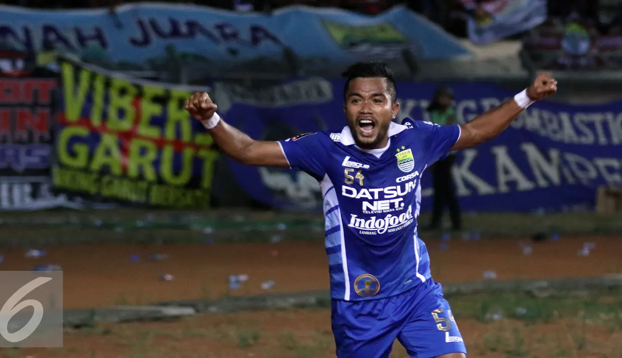 Penyerang Persib, Zulham Zamrun merayakan kemenangan atas PBFC 2-1 di laga kedua Perdelapan Final Piala Presiden 2015 di Stadion Si Jalak Harupat, Bandung, Sabtu (26/9/2015). Persib melaju kesemifinal Piala Presiden. (Liputan6.com/Helmi Fithriansyah)