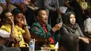 Menpora Imam Nahrawi (tengah) saat menyaksikan laga Indonesia melawan Qatar di Kejuaraan Voli Asia 2017 di GOR Tri Dharma, Gresik, Rabu (26/7). Indonesia unggul 3-2 (24-26, 14-25, 25-20, 25-21, 15-11). (Liputan6.com/Helmi Fithriansyah)