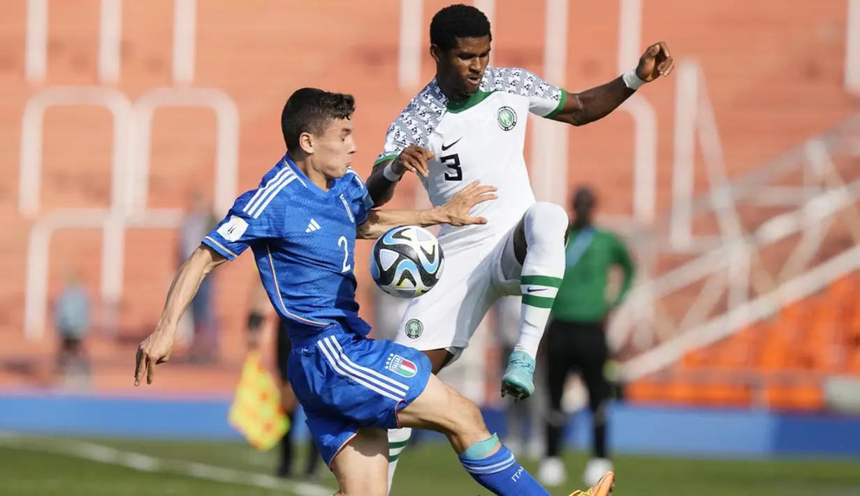Pemain Nigeria, Solomon Agbalaka, berebut  bola dengan pemain Italia, Mattia Zanotti, pada laga Grup D Piala Dunia U-20 2023 di Stadion Malvinas Argentina, Kamis (25/5/2023). Nigeria menang dua gol tanpa balas. (AP Photo/Natacha Pisarenko)