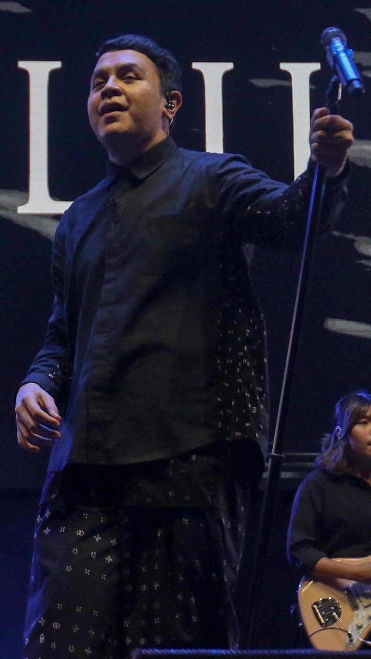 Selanjutnya, Tulus kembali menyanyikan sejumlah lagi hingga mendapat sambutan antusias dari penonton. Foto: Liputan6.com / Herman Zakharia