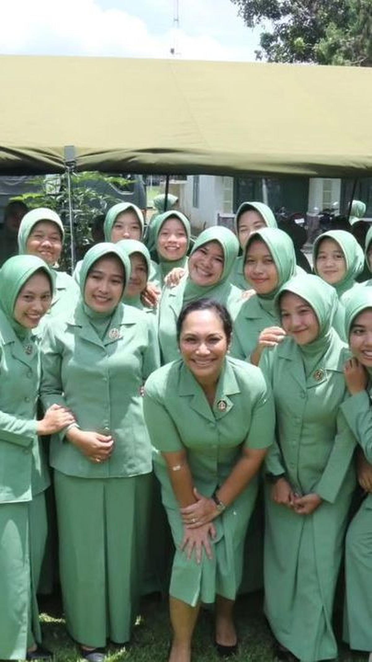 Keseruan dan kehebohan tampak saat Uli berbaur dan meladeni para persit yang ingin berfoto dengannya.
