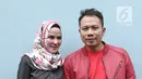 Pasangan selebriti Vicky Prasetyo dan Angel Lelga tersenyum sambil bergenggaman tangan usai mengisi acara di kawasan Tendean, Jakarta, Selasa (9/1). Sejumlah kabar menyebut pernikahan Angel dan Vicky hanya rekayasa. (Liputan6.com/Herman Zakharia)