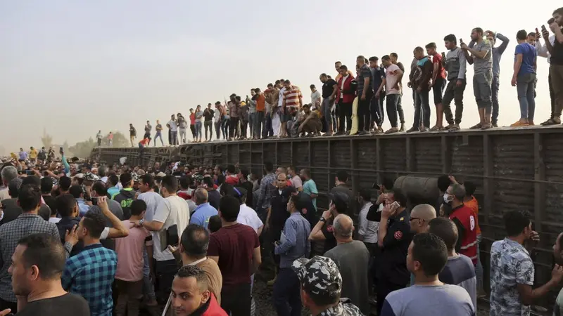 Kecelakaan kereta di kota Banha, provinsi Qalyubia, Mesir, pada Minggu (18/4/2021).