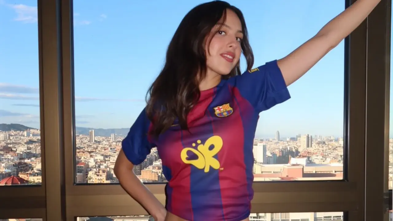 Jadi Fans Barca, Gaya Olivia Rodrigo Pakai Jersey Kolaborasi Spesial Berharga Rp57 Juta-an