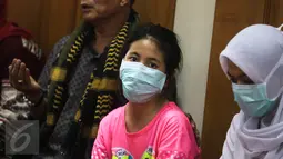 Zanette Kalila Azaira (13), menghadiri salat jenazah tiga korban pembunuhan Pulomas di Masjid At Taubah, Pulomas, Kayuputih, Jakarta, Rabu (28/12). Zanette merupakan satu dari lima yang selamat atas pembunuhan sadis Pulomas. (Liputan6.com/Faizal Fanani)