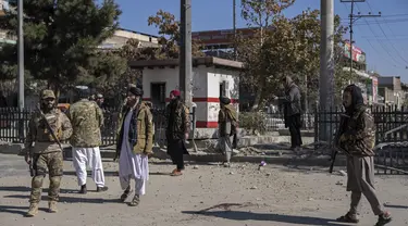 Pejuang Taliban mengamankan daerah itu setelah sebuah bom pinggir jalan meledak di Kabul Afghanistan, Senin (15/11/2021). Bom itu meledak di jalan yang sibuk di ibukota Afghanistan pada hari Senin, melukai dua orang, kata polisi. (AP Photo/Petros Giannacouris)