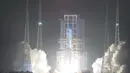 Detik-detik peluncuran Roket Long March 5 dari Pusat Peluncuran Satelit Wenchang, Wenchang, Provinsi Hainan, Kamis (3/11). Roket Long March 5 mampu membawa beban mencapai 25 ton. (REUTERS/Daily Mail)