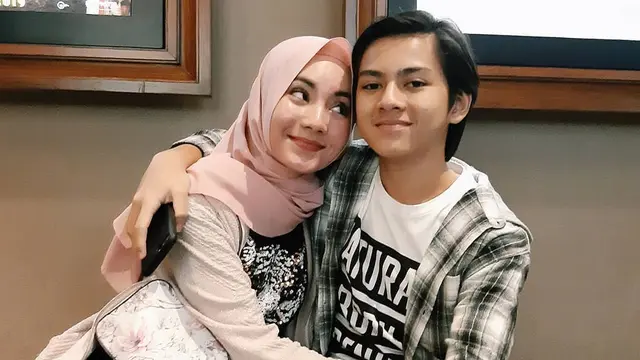 Sering Dikira Pacar, Ini 6 Momen Kebersamaan Rey Bong dan Kakak