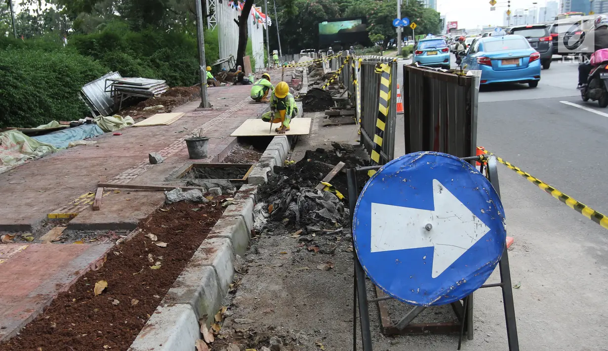 Kondisi lalu lintas di sekitar proyek penataan jalur pedestrian di Jalan Gatot Subroto, Jakarta, Selasa (13/3). Penataan ini bertujuan untuk memberi kenyamanan dan keamanan bagi pejalan kaki. (Liputan6.com/Arya Manggala)