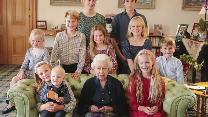 Mendiang Ratu Elizabeth II dan beberapa cucu serta cicitnya. (Princess of Wales/Kensington Palace via AP)