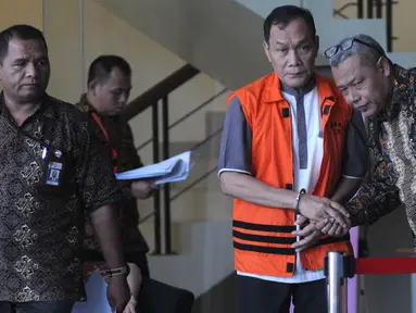 Hakim PN Balikpapan nonaktif Kayat (tengah) usai menjalani pemeriksaan di Gedung KPK, Jakarta, Jumat (30/8/2019). Kayat diperiksa sebagai tersangka untuk melengkapi berkas terkait dugaan suap memengaruhi vonis bebas Sudarman yang menjadi terdakwa dalam kasus pemalsuan surat. (merdeka.com/DwiNarwoko)