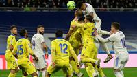 Real Madrid hanya mampu bermain imbang tanpa gol kontra Cadiz pada laga pekan ke-18 La Liga di Santiago Bernabeu, Senin (20/12/2021) dini hari WIB. (AFP/Javier Soriani)