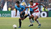 Gelandang Persela, Jose Sardon (kiri), berduel dengan gelandang Madura United, Asep Berlian, di Stadion Surajaya, Lamongan, Minggu (31/3/2019). (Bola.com/Aditya Wany)