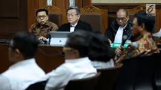 Terdakwa dugaan korupsi proyek e-KTP, Setya Novanto menyimak keterangan saksi pada sidang lanjutan di Pengadilan Tipikor, Jakarta, Senin (26/2). Tujuh saksi dihadirkan diantaranya mantan Dirut PNRI , Isnu Edhy Wijaya. (Liputan6.com/Helmi Fithriansyah)