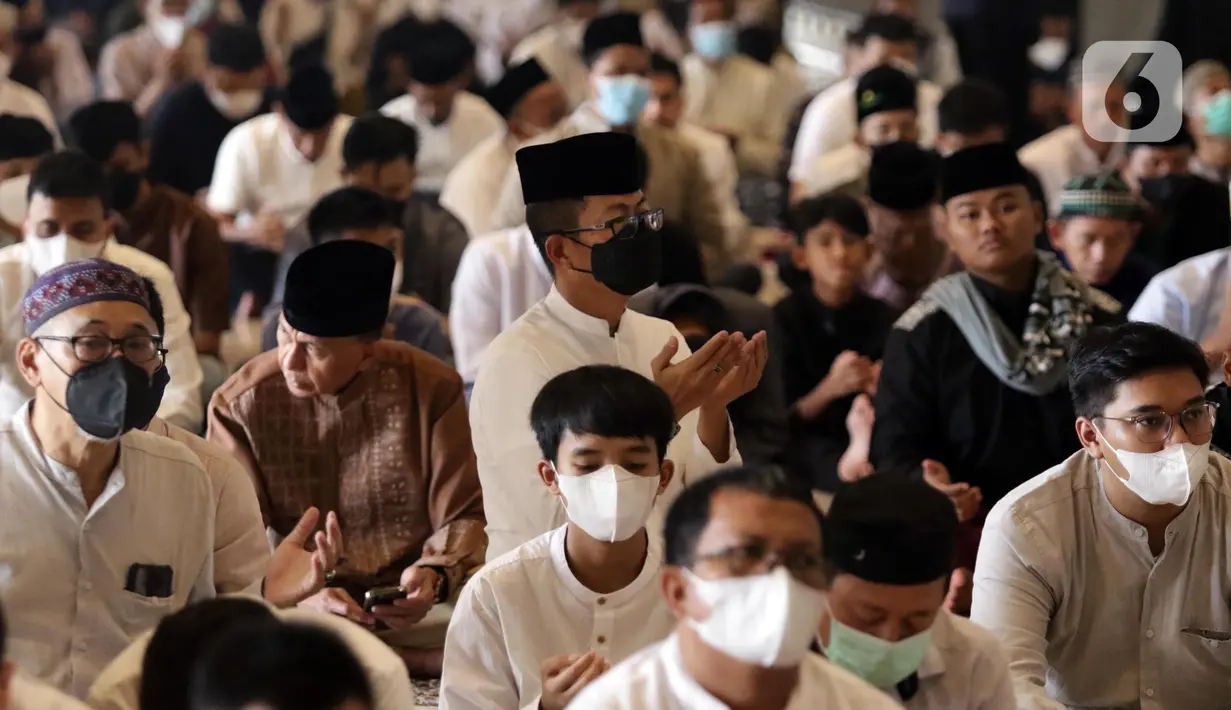 <p>Umat muslim berdoa usai melaksanakan sholat Idul Fitri di Masjid Istiqlal, Jakarta, Senin (2/5/2022). Ribuan umat muslim melaksanakan sholat Idul Fitri 1443 H dengan penuh khidmat. (Liputan6.com/Helmi Fithriansyah)</p>