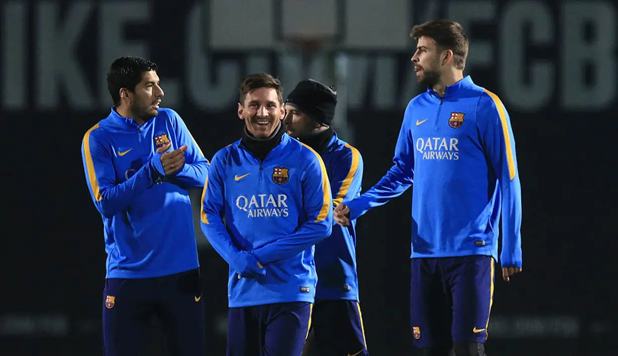 Lionel Messi, Luis Suarez dan Gerard Pique asyik bercanda saat latihan pertama di tahun 2016 bersama skuat Barcelona. (AFP/Pau Barrena)