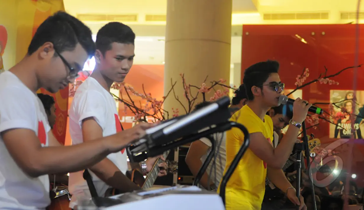 Aliando membawakan beberapa lagu untuk menghibur para penggemarnyadi kawasan Pejaten, Jakarta, Selasa (3/2/2015). (Liputan6.com/Herman Zakharia)