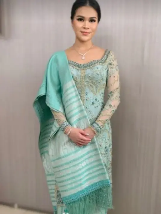 Penampilan Chen Giovani disempurnakan dengan kain adat Songket silk rancangan Merdi Sihombing. Kain ini didesain khusus untuk Chen Giovani di acara Mangain dan Martumpol. Bagaimana menurutmu penampilan calon pengantin ini, Sahabat FIMELA? [Foto: Instagram/myrnamyura]