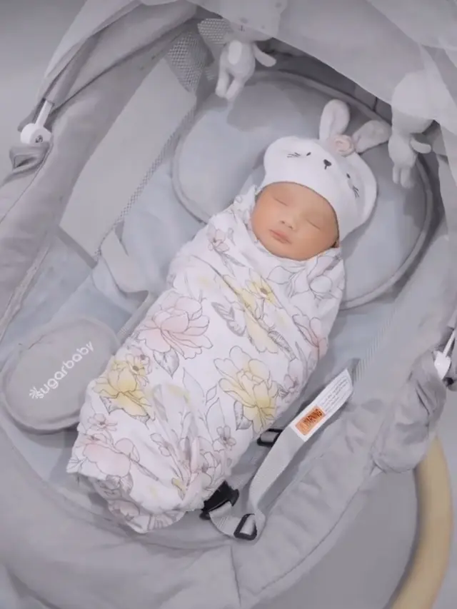 Atta Halilintar akhirnya memperlihatkan wajah putri keduanya yang diberi nama Azura Humaira Nur Atta