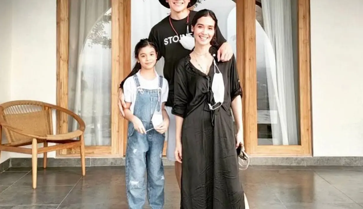 Bahkan kebahagiaan mereka semakin lengkap dengan keberadaan putrinya, Jizzy Pearl Bastian yang kini berusia 9 tahun. (FOTO: instagram.com/vinogbastian__/)