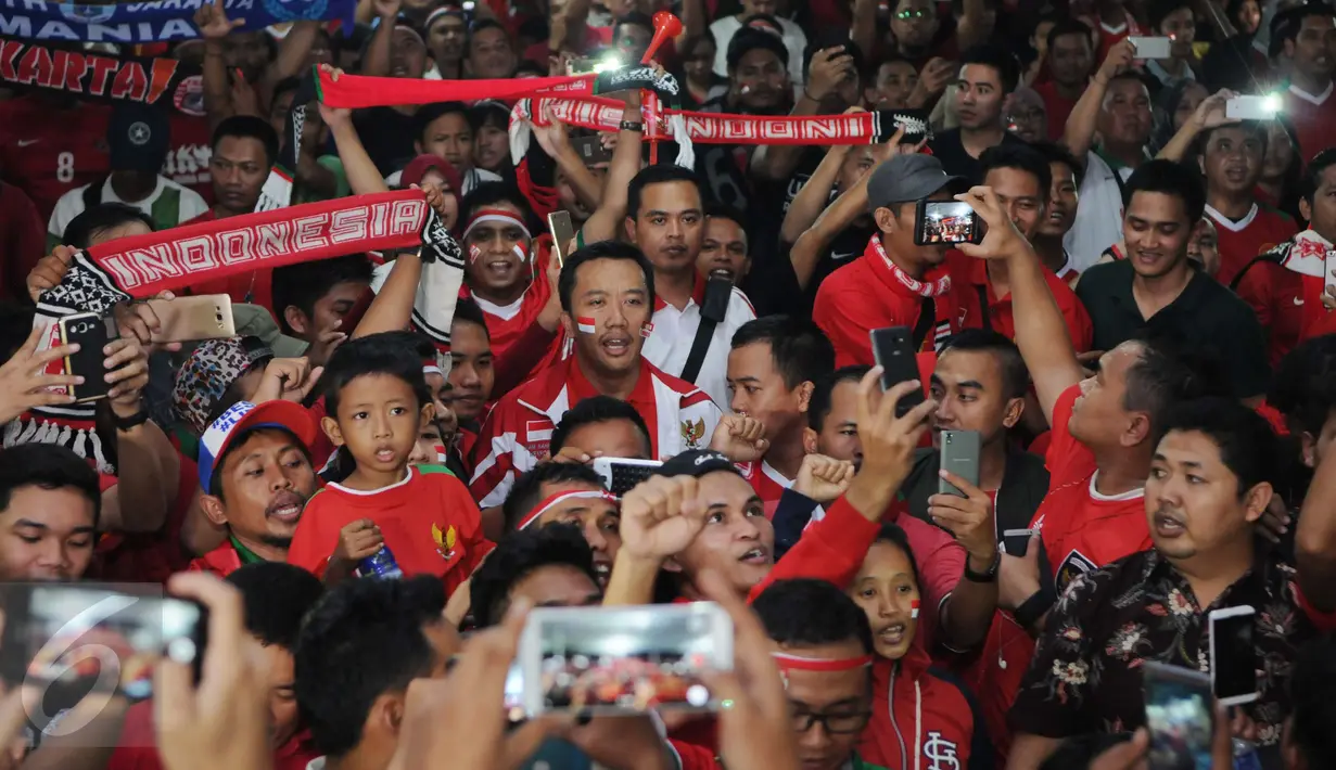 Menteri Pemuda dan Olahraga Imam Nahrawi saat memberi dukungan kepada Timnas Indonesia saat nonton bareng Final Piala AFF 2016 di Kemenpora, Jakarta, (17/12). Final tersebut mempertemukan Indonesia dengan Thailand. (Liputan6.com/Gempur M Surya)