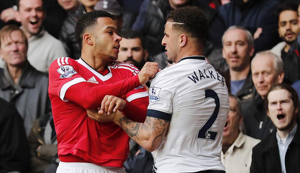 3. Pemain MU, Memphis Depay, bersitegang dengan pemain Tottenham, Kyle Walker, pada laga Liga Premier Inggris di Stadion White Hart Lane, London, Minggu (10/4/2016). Tottenham menang 3-0 atas MU. (Reuters/Eddie Keogh)