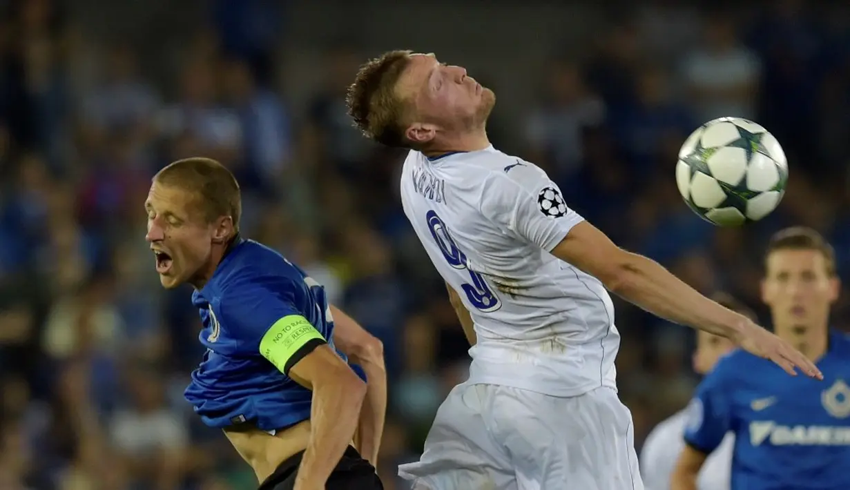 Striker Leicester City, Jamie Vardy, berebut bola dengan pemain Club Brugge, Timmy Simons, pada laga Liga Champions Grup G, di Jan Bredelstadion, Brugge, Kamis (15/9/2016) dini hari WIB. (Reuters/Eric Vidal) 