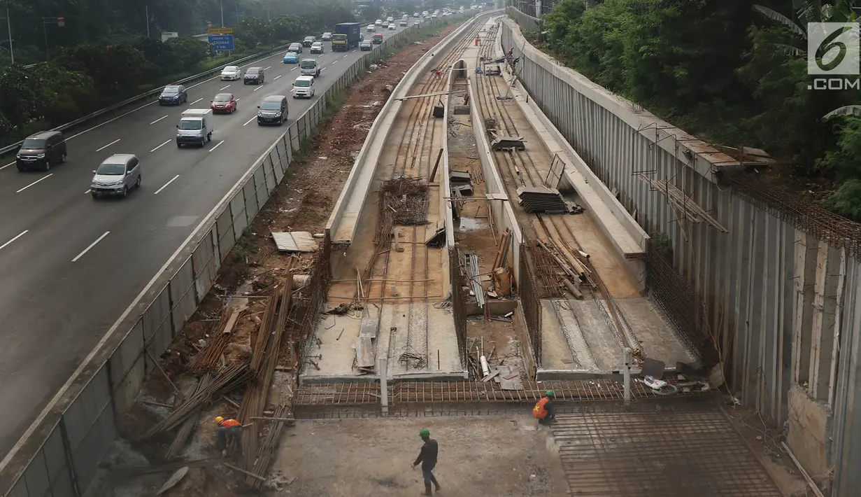 Penampakan kontruski pembangunan proyek kereta ringan (Light Rail Transit/LRT) di kawasan Kampung Makassar, Jakarta, Rabu (19/7). Proyek ini ditargetkan rampung pada tahun 2018. (Liputan6.com/Immanuel Antonius)