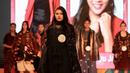 Kontestan membawakan busana pada ajang Plangi Model Hunt 2019 di Plaza Semanggi, Jakarta, Minggu (25/11). Dari 300 orang pendaftar, terdapat 55 peserta yang berhasil masuk grand final. (Merdeka.com/Arie Basuki)