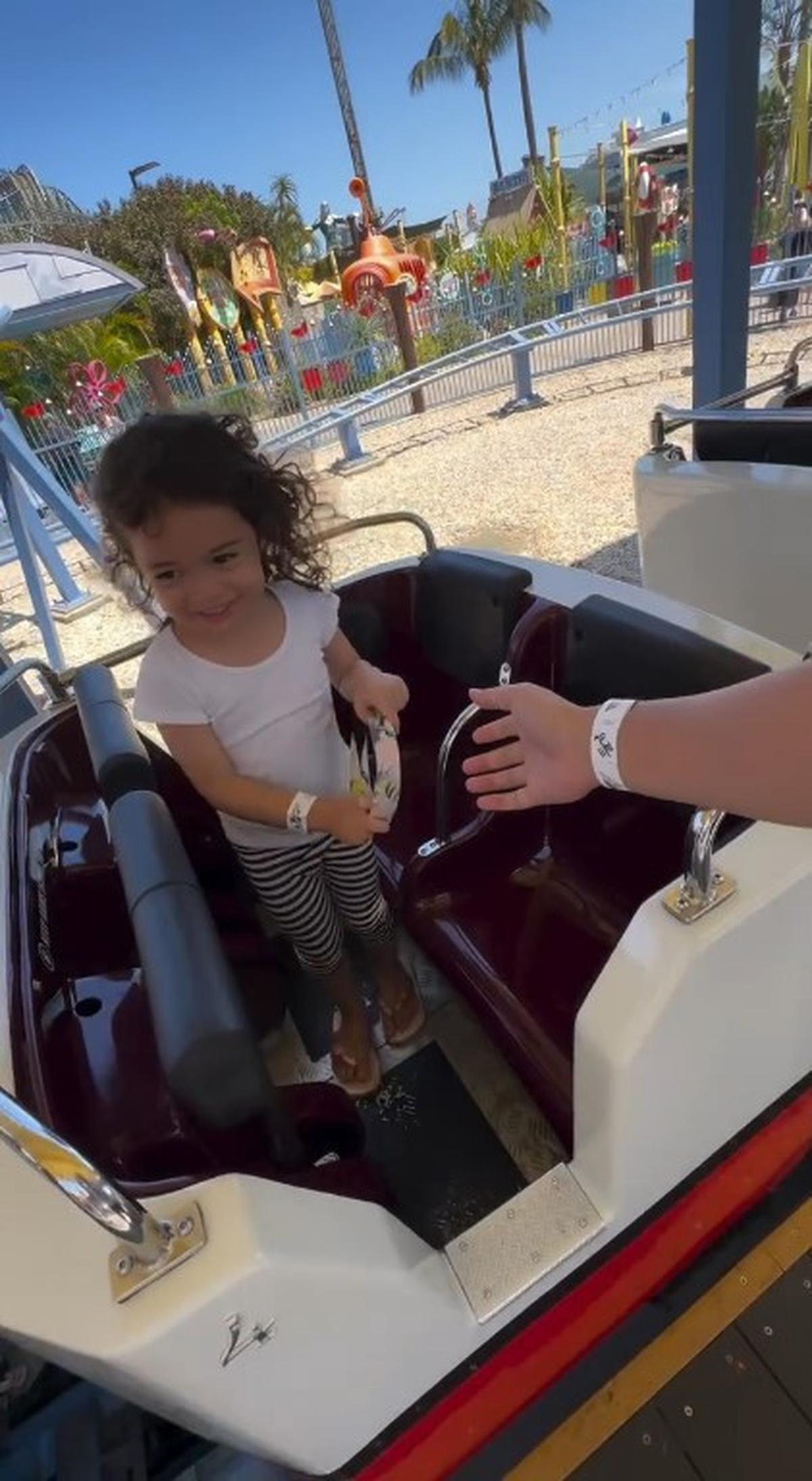 7 Potret Cara Rose Anak Rianti Cartwright Naik Roller Coaster Pertama Kali, Berani Sambil Angkat Tangan