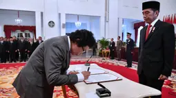 Albertina Ho (kiri) menandatangani nota pelantikan sebagai Dewan Pengawas KPK disaksikan Presiden Joko Widodo di Istana Negara, Jakarta, Jumat (20/12/2019). Upacara pelantikan Dewan Pengawas KPK dipimpin langsung Presiden Joko Widodo. (Foto: Biro Pers Setpres)