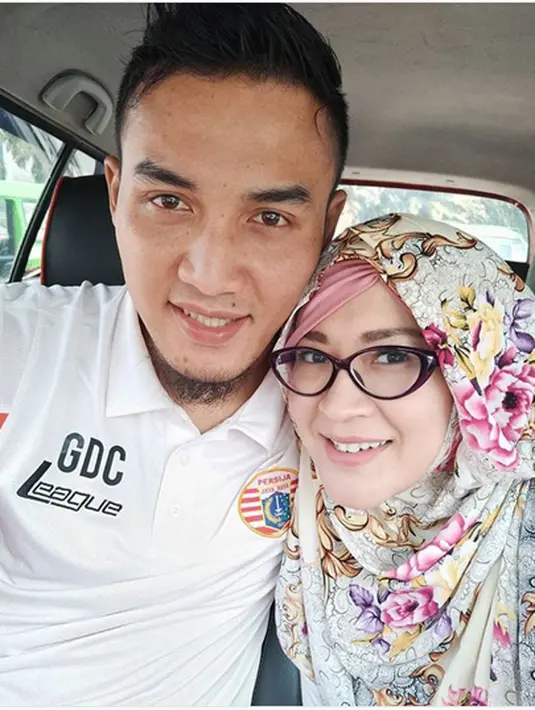 "Sebenernya agak males sih harus klarifikasi masalah ini..Tapi biar ga berkepanjangan dan ga melebar kemana2 yang akhirnya orang jadi berpikir negatif..Saya cuma mau lurusin.. Kalo Kiesha dan Muti itu berteman dekat aja.." tulis Okie.(Instagram/mrs.gdc13)