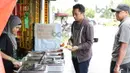 Walau sedang berpuasa, Rahmad Darmawan, mengantar Bola.com untuk makan siang setelah tiba di Kuala Terengganu, Malaysia, Senin (25/1/2016). (Bola.com/Nicklas Hanoatubun)